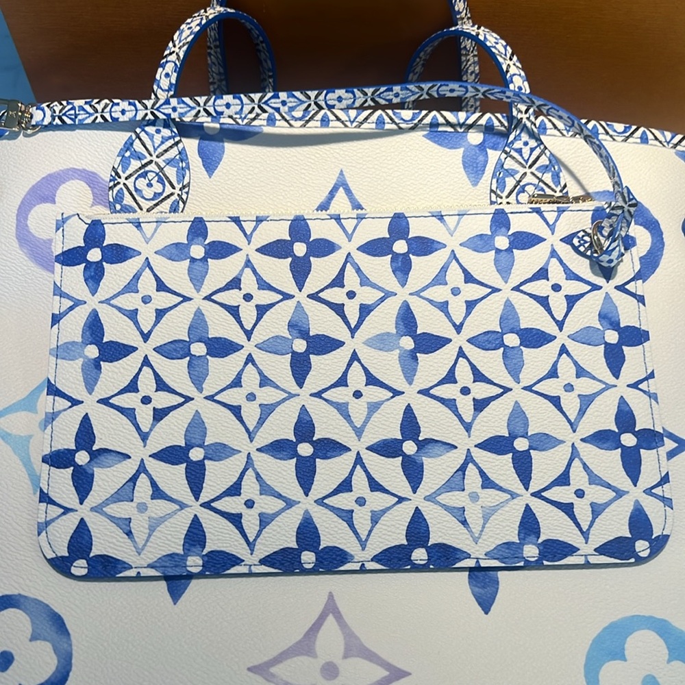 Louis Vuitton Blue and White pochette💙🤍
Listing for pouch only💙 - Picture 3 of 8